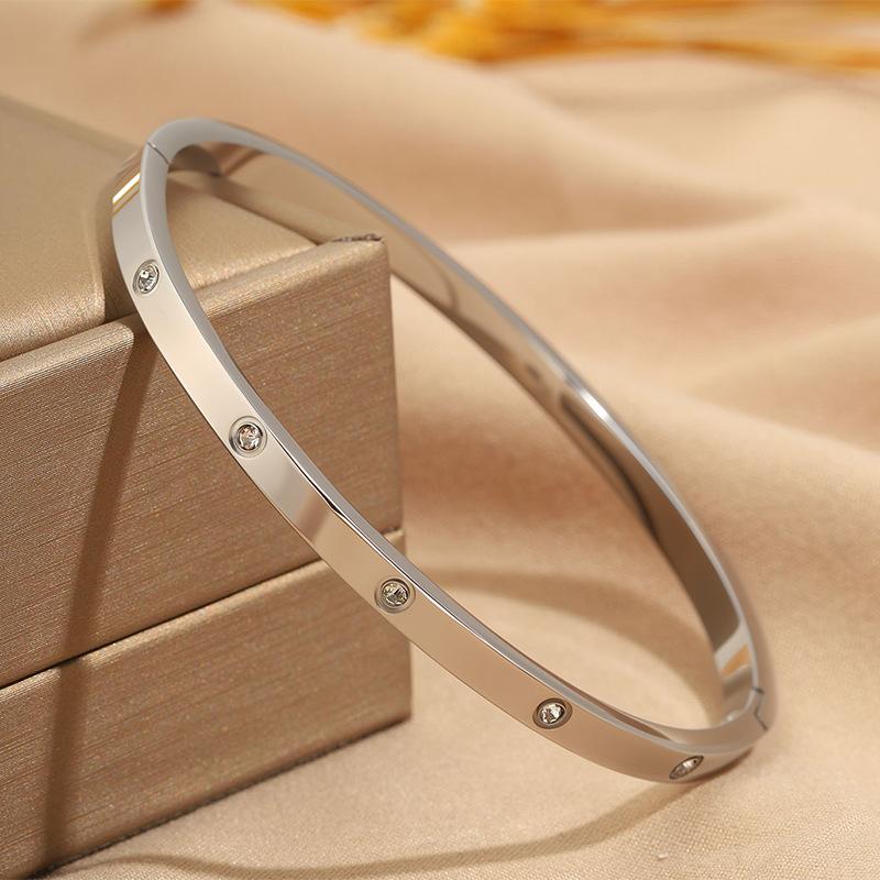 Hot-selling titanium steel bracelet, girls' high-end sense of fashion, popular light luxury in Europe and the United States, Gypsy star love diamond