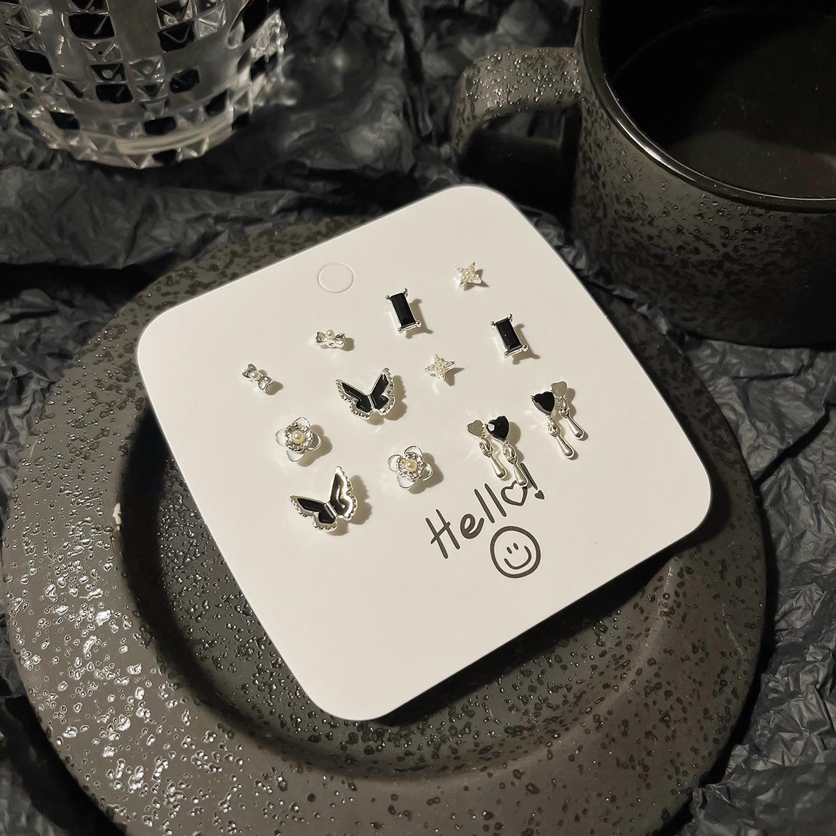 

Комплект серег с черным сердцем и цирконием: Прохладный и милый дизайн осень/зима