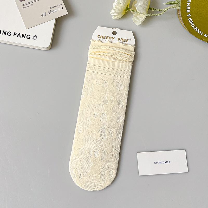 Chaussettes d'été blanches pour femmes avec bordure en dentelle respirante: Style mi-mollet froncé avec bordure à volants et design en maille