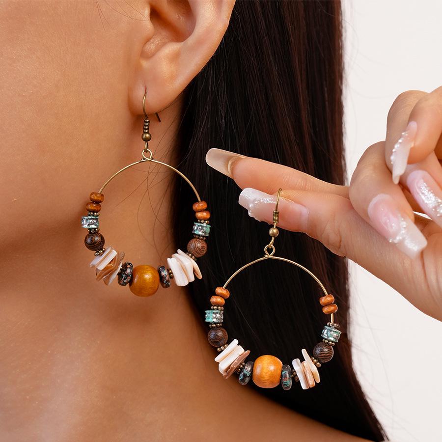 

Кавового кольору дерев яні намистини сережки-краплі з китицями в ретро етнічному стилі