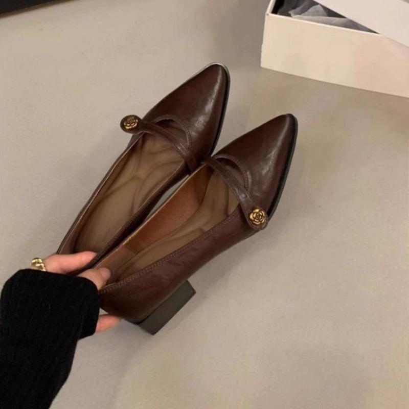 

Soft leather version~ black retro pointed single shoes women s 2025 new versatile spring light mouth thick heel commuting Mary Jane 40 темно-коричневого