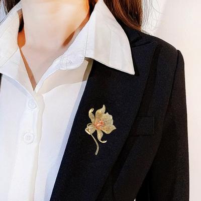 Stunning Flower Brooch Elegant Rhinestone Lapel Pins Birthday Gift Mom And Wife Non-allergenic Alloy Brooch for Women