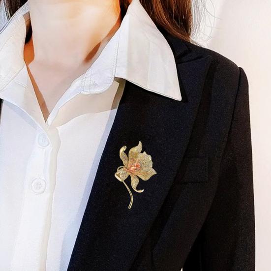 Stunning Flower Brooch Elegant Rhinestone Lapel Pins Birthday Gift Mom And Wife Non-allergenic Alloy Brooch for Women