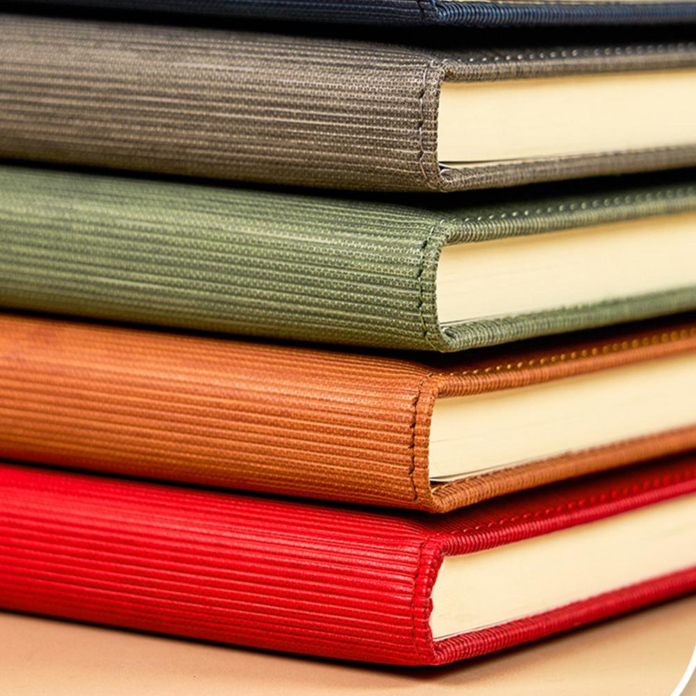 Notatnik biznesowy A5 ze skórzaną klamrą, dziennik spotkań roboczych, zeszyt przedmiotowy ucznia, pogrubiony pamiętnik, zeszyt z fragmentami, liniowane strony wewnętrzne, dziennik podróży