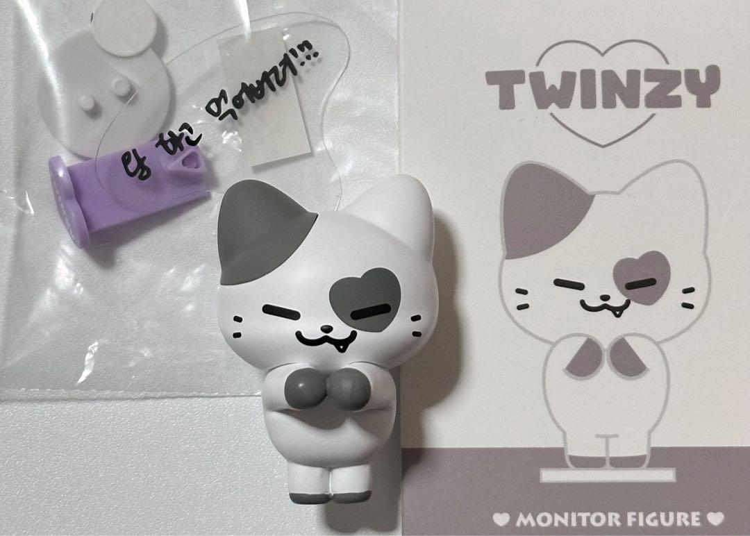 

[Б/У] Фигурки ITZY Йеджи TWINZY KKengEE