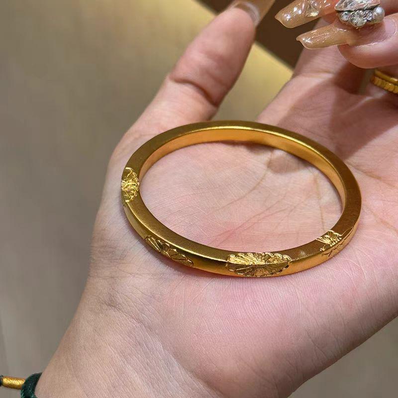 Gold Daisy Chased Bracelet & Ring Set: Elegant Women's Light Luxury Jewelry