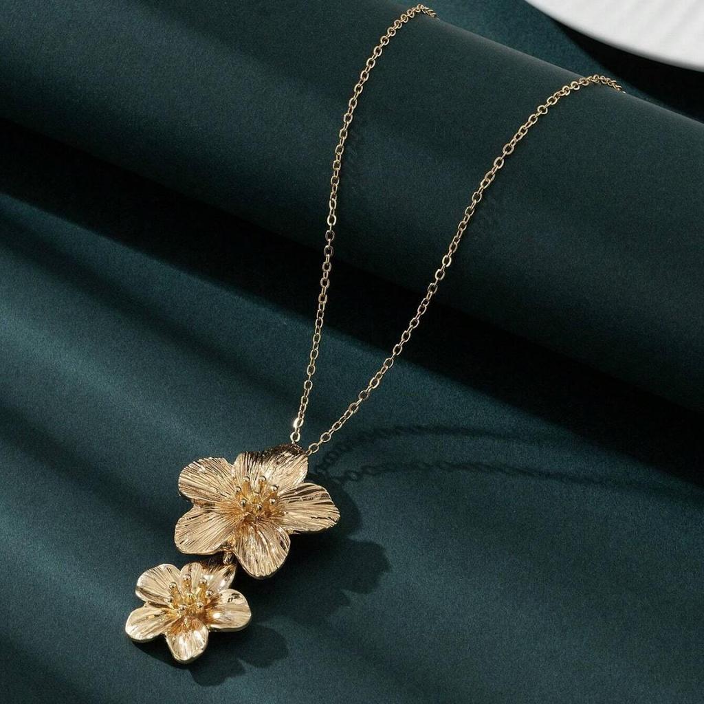 European-American Fashion Floral Pendant Necklace - Versatile Street Style Jewelry for Women
