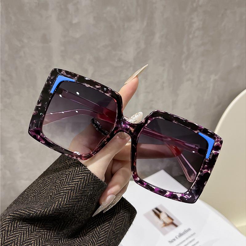 Trendy Oversized Square Sunglasses with UV Protection - Fashion Forward and Versatile Eyewear