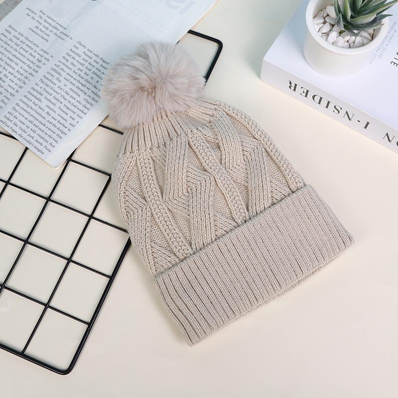 A Warm Knitted Hat Suitable for Both Men  Women In Autumn Winter