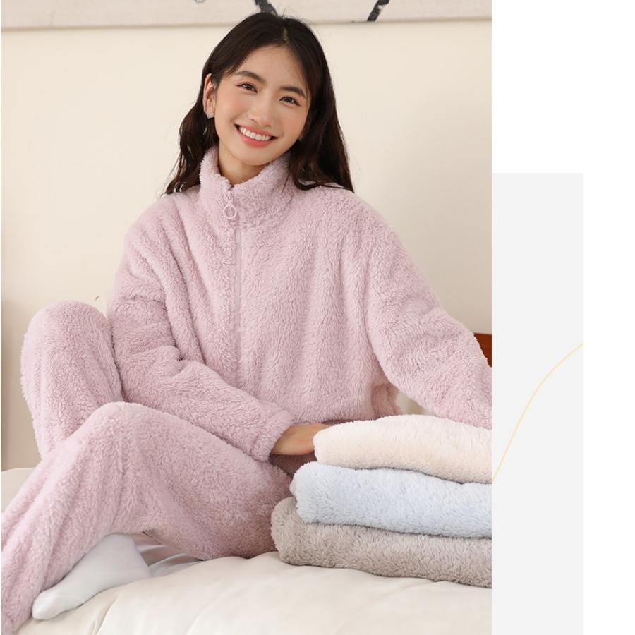 Pár modelů podzimního a zimního společenského oblečení, kardigan na zip lze nosit i mimo pyžamo, oboustranně polstrované teplé společenské oblečení