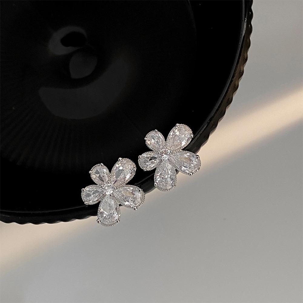 Luxury Temperament Sparkling Zircons Flower-shaped Stud Earrings for Women Exquisite Personality Bride Wedding Designer Jewelry