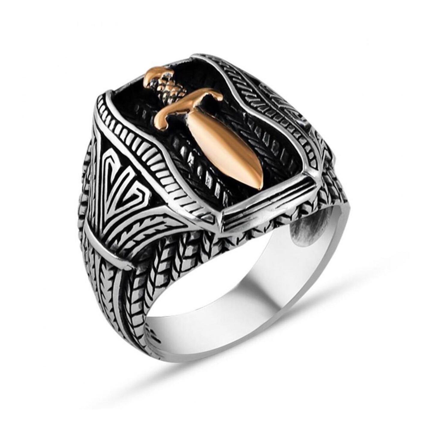 

Мужское кольцо из стерлингового серебра с узором в виде кинжала