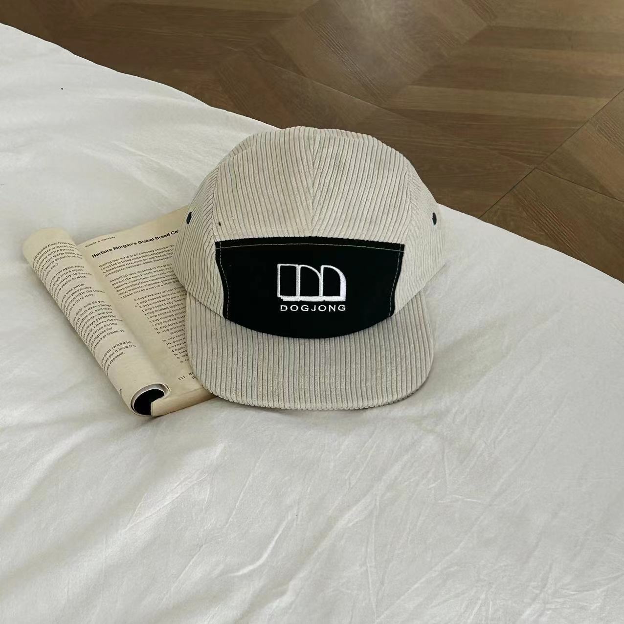 

Vintage corduroy flat brim color matching letter embroidery wide brim duck tongue early autumn new baseball cap men and women street M（54-58cm） бежевий