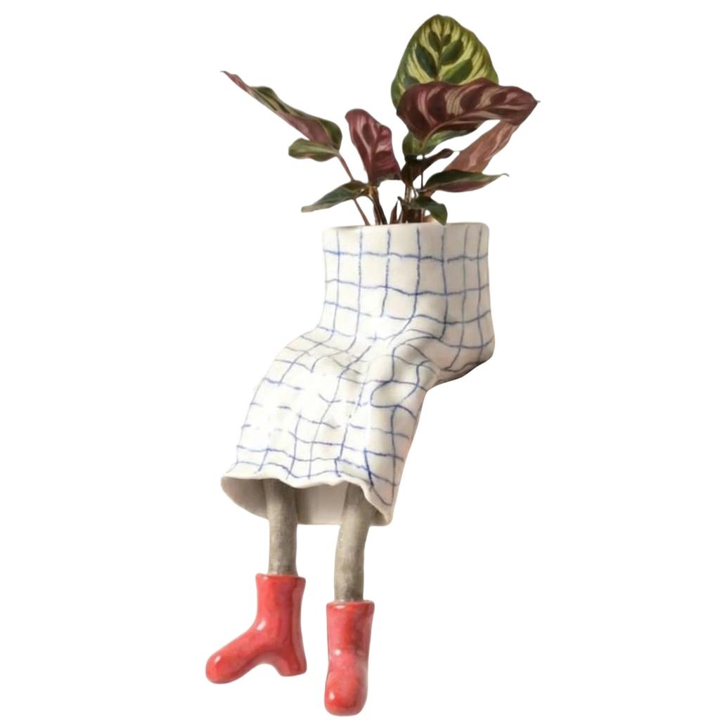 Acest ghiveci de flori din rășină, cu un design unic și partea inferioară distinctivă, va deveni un punct de atracție în casa, grădina, terasa sau decorul dumneavoastră.