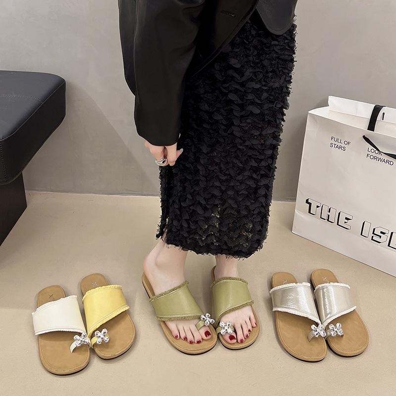 Mezzanine slippers women's summer wear 2025 new fairy style low heel with skirt flat bottom cover toe Roman cool slippers