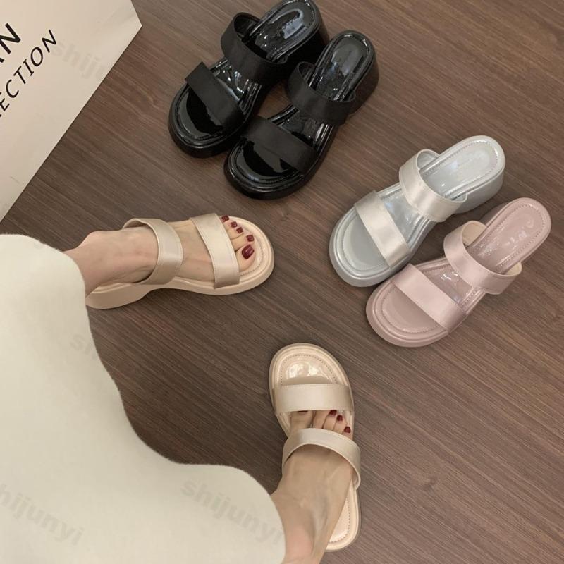Mode Slippers met Dikke Zool en Schuin Hak voor Dames 2025 Zomer Nieuw Buiten Strand Comfortabel Franse Stijl Open Tenen Mode Sandalen