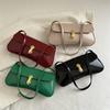 Bolsa de Ombro/Axila Vintage com Aba Decorativa em Couro Sintético Oleado para Mulheres Bolsa Tote Baguette com Fivela Adequada para Encontros, Passeios, Festas