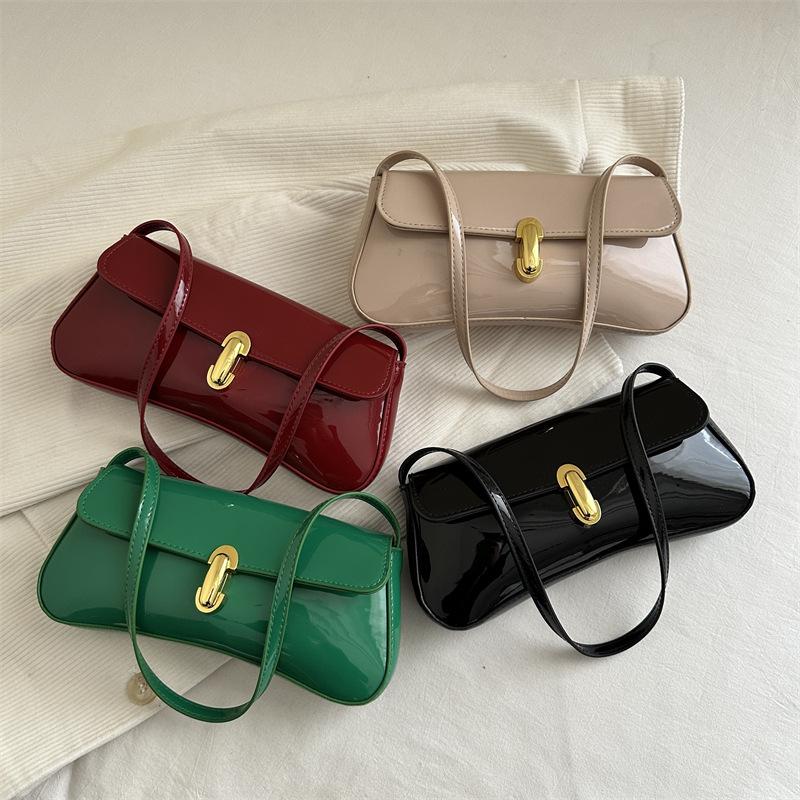 Bolsa de Ombro/Axila Vintage com Aba Decorativa em Couro Sintético Oleado para Mulheres Bolsa Tote Baguette com Fivela Adequada para Encontros, Passeios, Festas