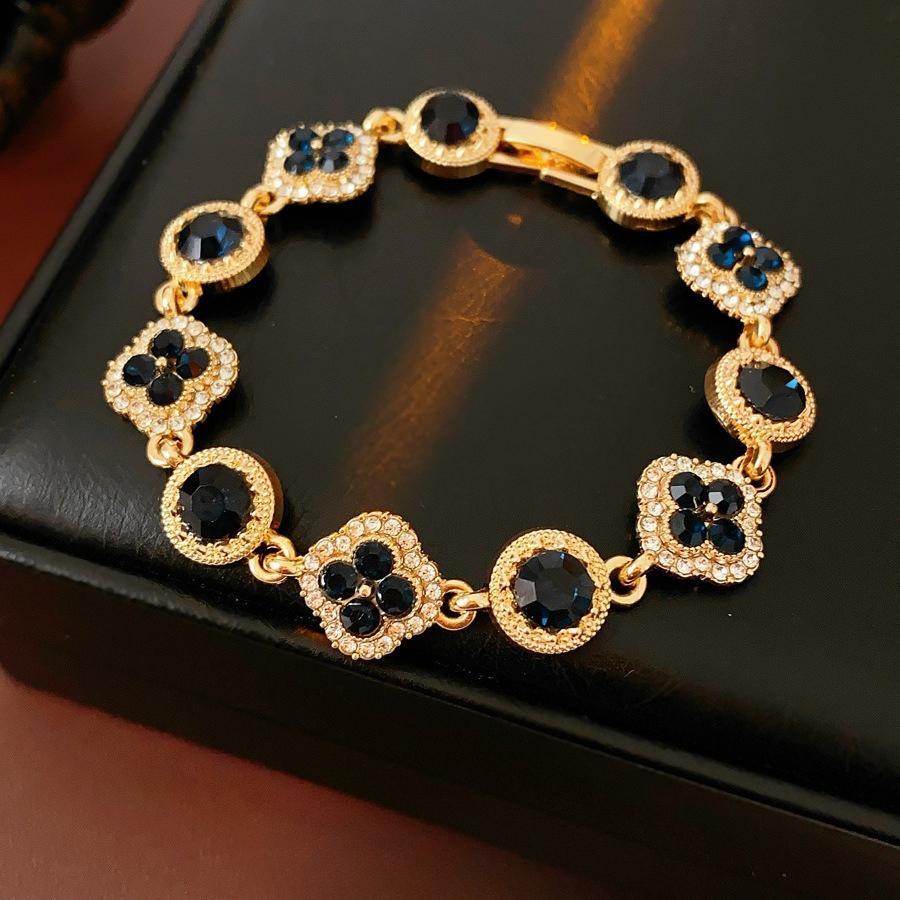 Vierblättriges Kleeblatt Armband - Luxuriös und Hochwertig, Exquisites Design, Zart Handgefertigt, Seltenes und Einzigartiges Accessoire für Damen.