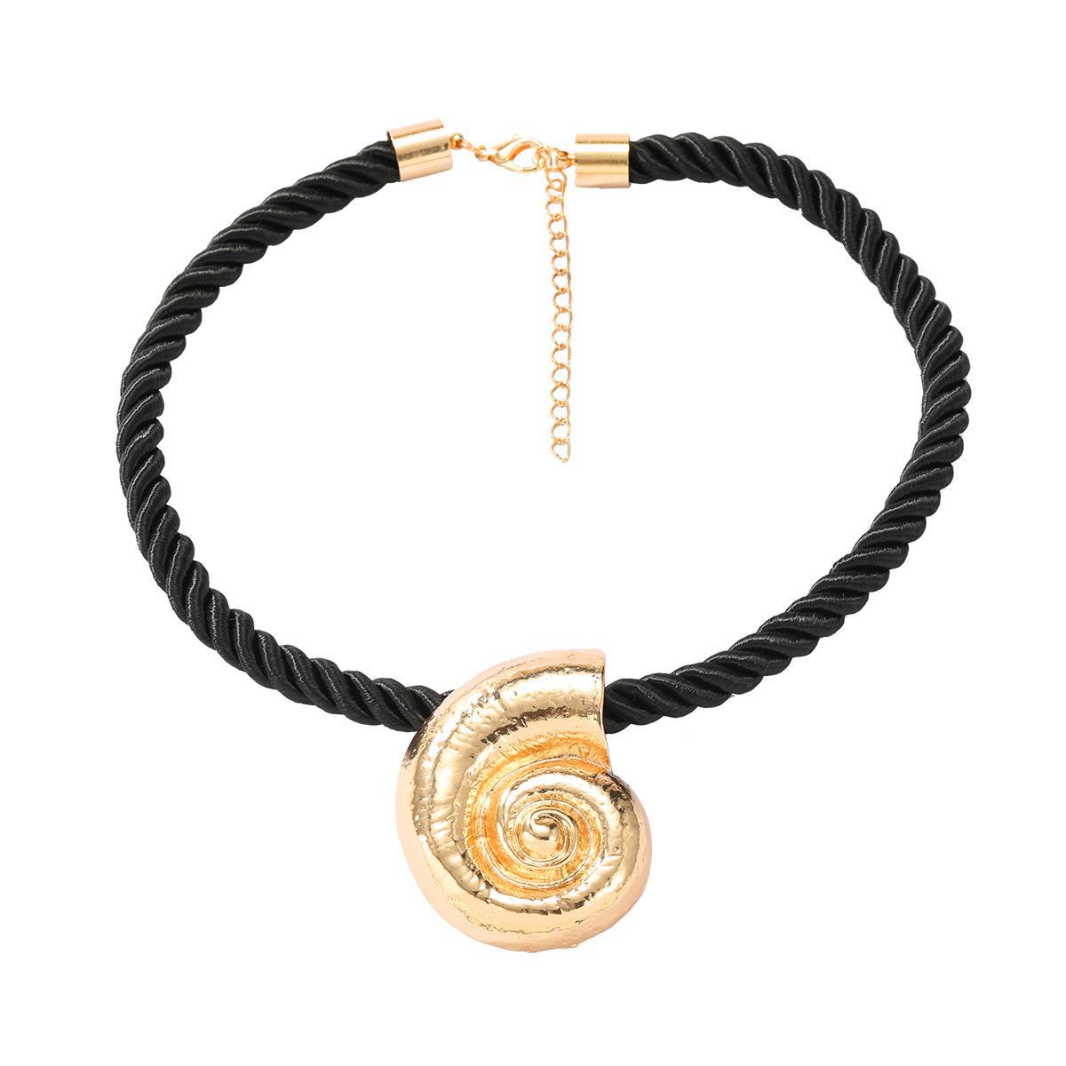 

Ожерелье с подвеской в виде ракушки в европейском и американском стиле для женщин - черная веревка с ярким дизайном из сплава серебряный