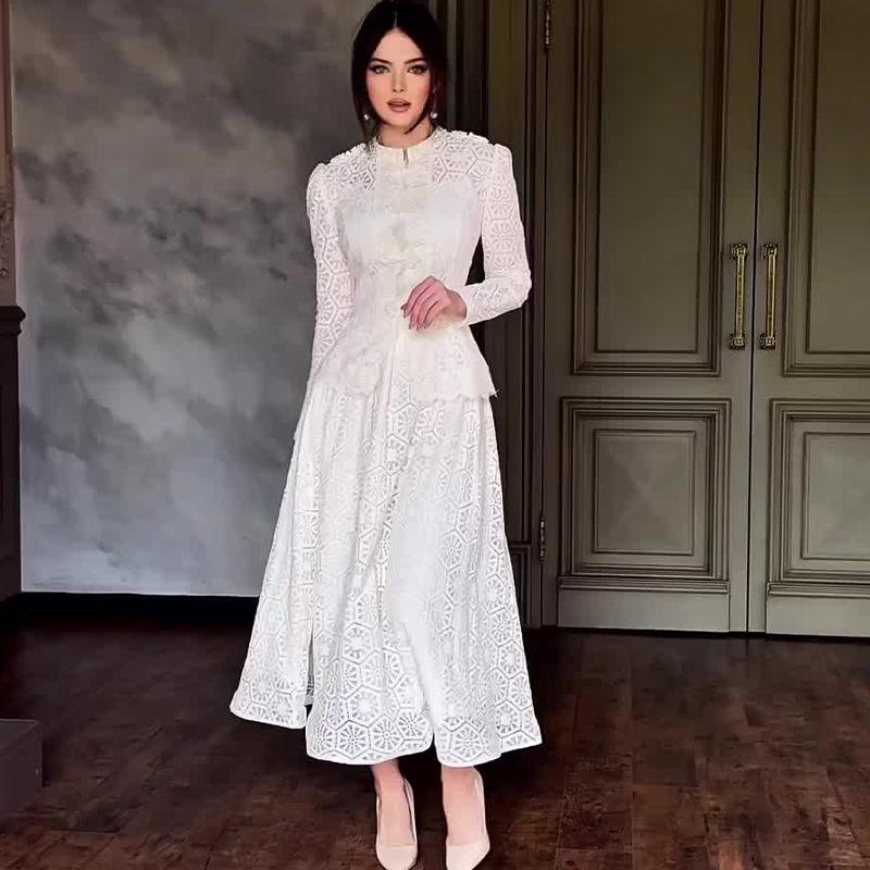 

Летний женский комплект из однотонного облегающего топа с круглым вырезом и юбки миди L белый