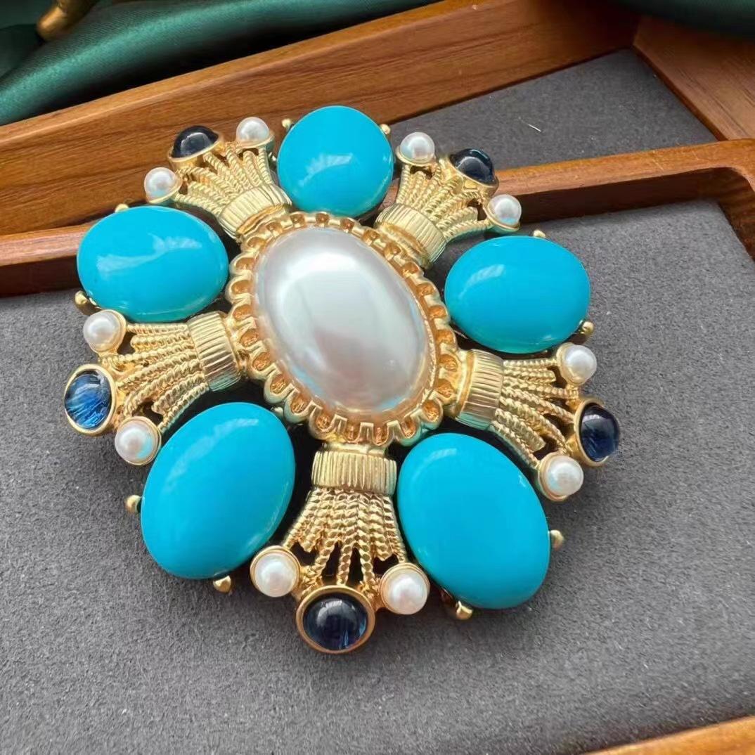 

Средневековая винтажная брошь в стиле придворного барокко с драгоценными камнями в стиле ретро