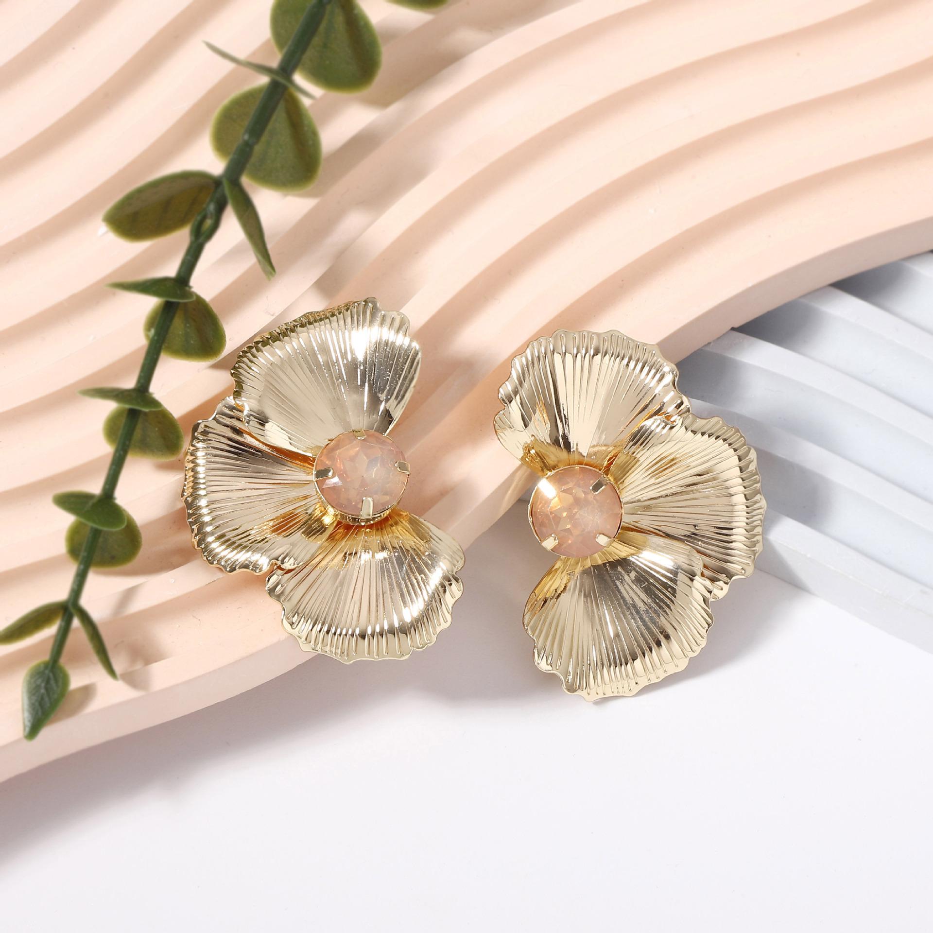 

European and American French light luxury high-end personalized metal symmetrical flower diamond stud earrings niche fashion temperament model золотий