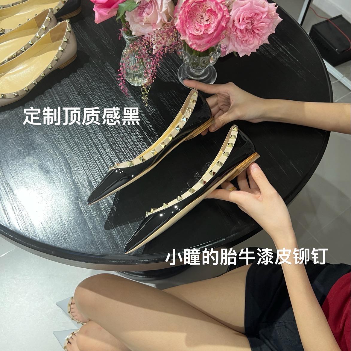 

Роскошные брендовые туфли на каблуке с заклепками и средней подошвой, кожаные туфли с острым носком и плоской подошвой, универсальные модные женские туфли-лодочки 42 чёрный