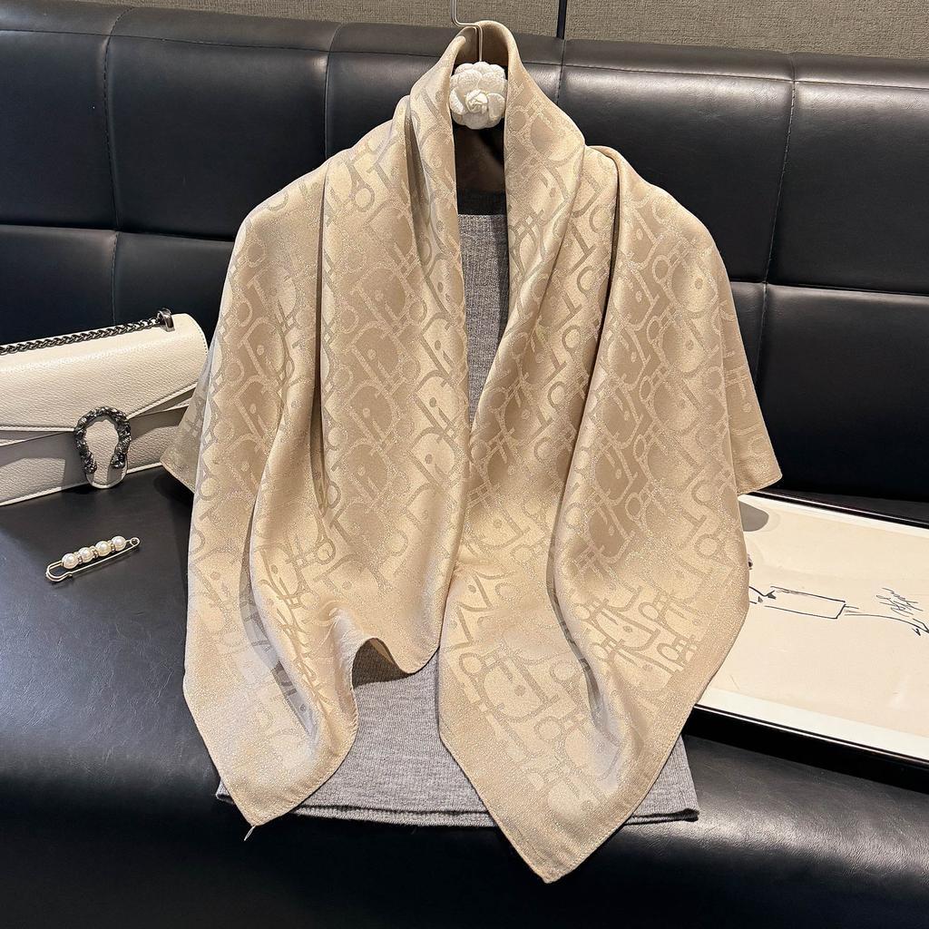 Módní a elegantní špičkový čtvercový šátek z umělého hedvábí Hedvábný šátek Písmeno D Tencel Bavlna Zlatý hedvábný šátek Šátek na hlavu Ženy