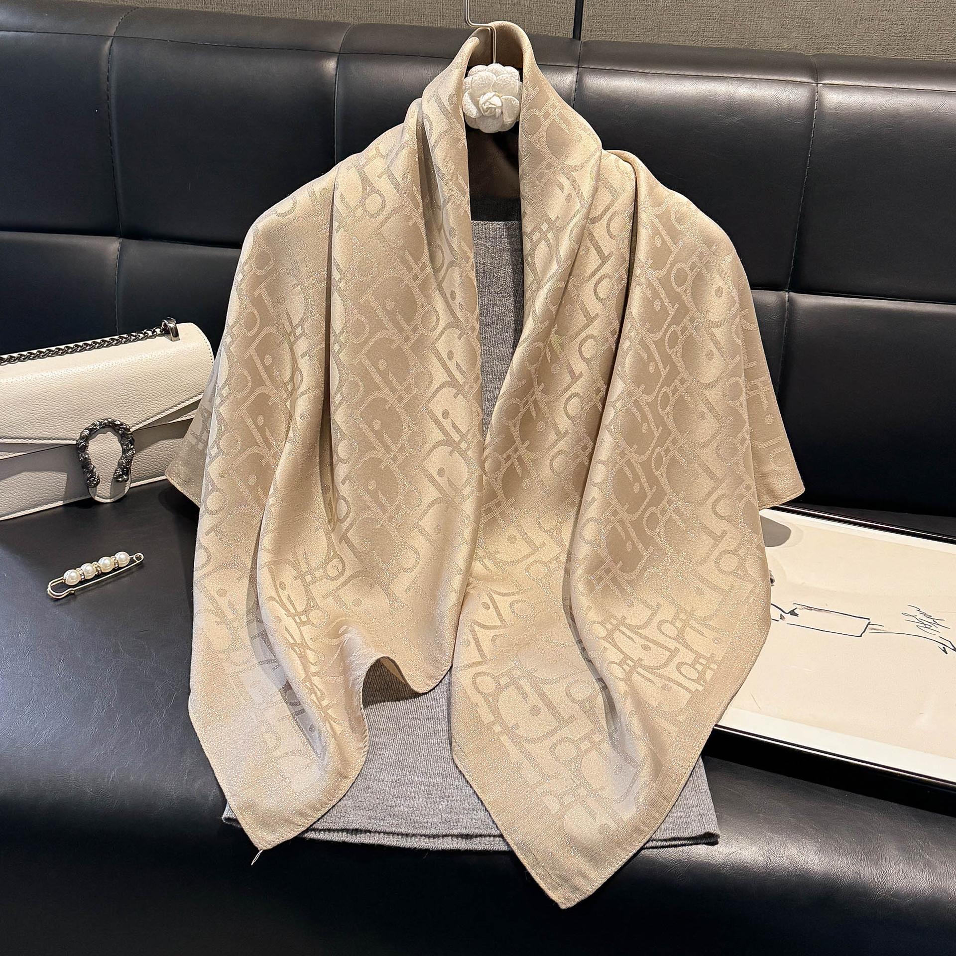 

Имитация шелка Модный и элегантный Высококачественный квадратный шарф Шелковый шарф Буква D Тенсел Хлопок Золотой шелковый шарф Головной платок Женский 90*90 шампанского