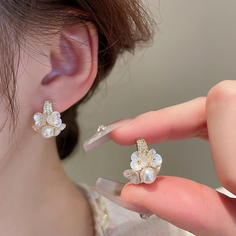 Silver needle French retro flower pearl fringed earrings personality sweet temperament stud earrings women