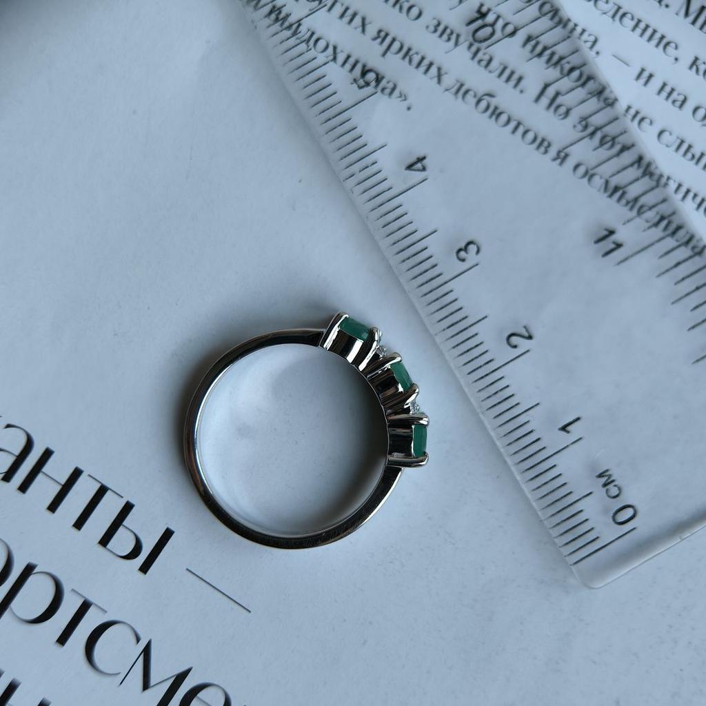 Серебряное кольцо с натуральным изумрудом 1.403ct, вес изделия 3,29 гр (2180029)