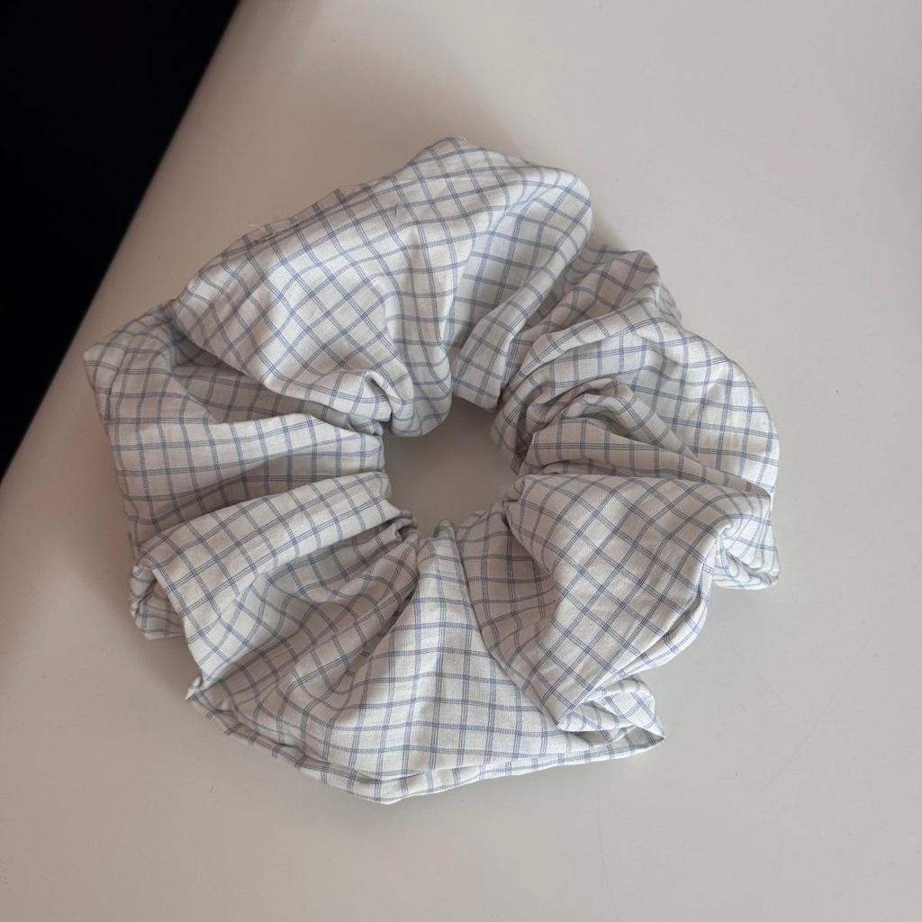 Korean-Style Textured Fabric Scrunchie: Large, Elegant Hair Accessory for Women