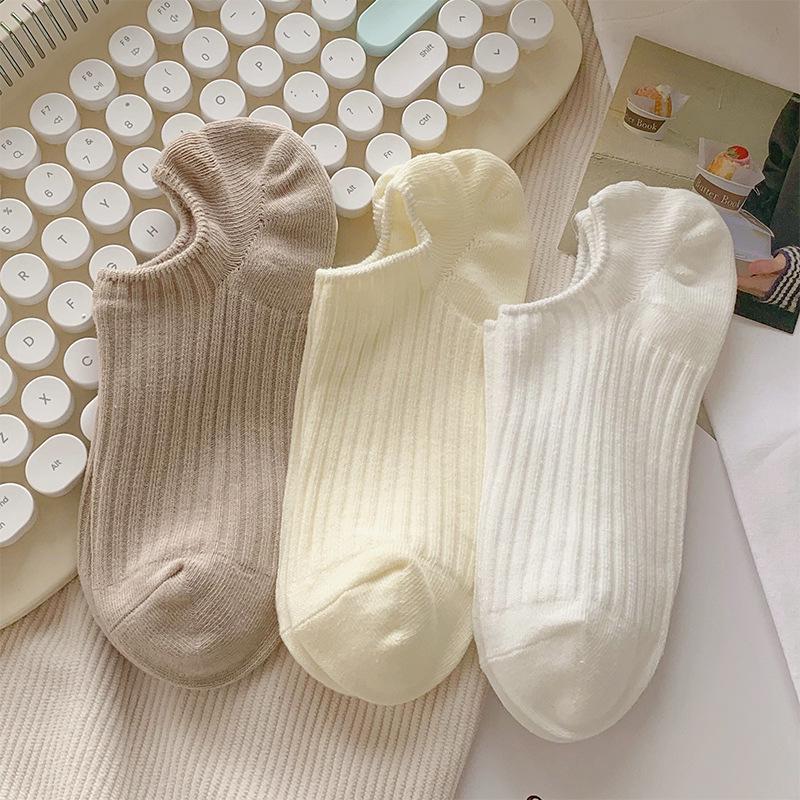 Cremefarbene Unsichtbare Baumwollsocken für Damen: Atmungsaktiv, rutschfeste Ferse, niedrig geschnitten, vertikale Streifen für Frühling & Herbst.