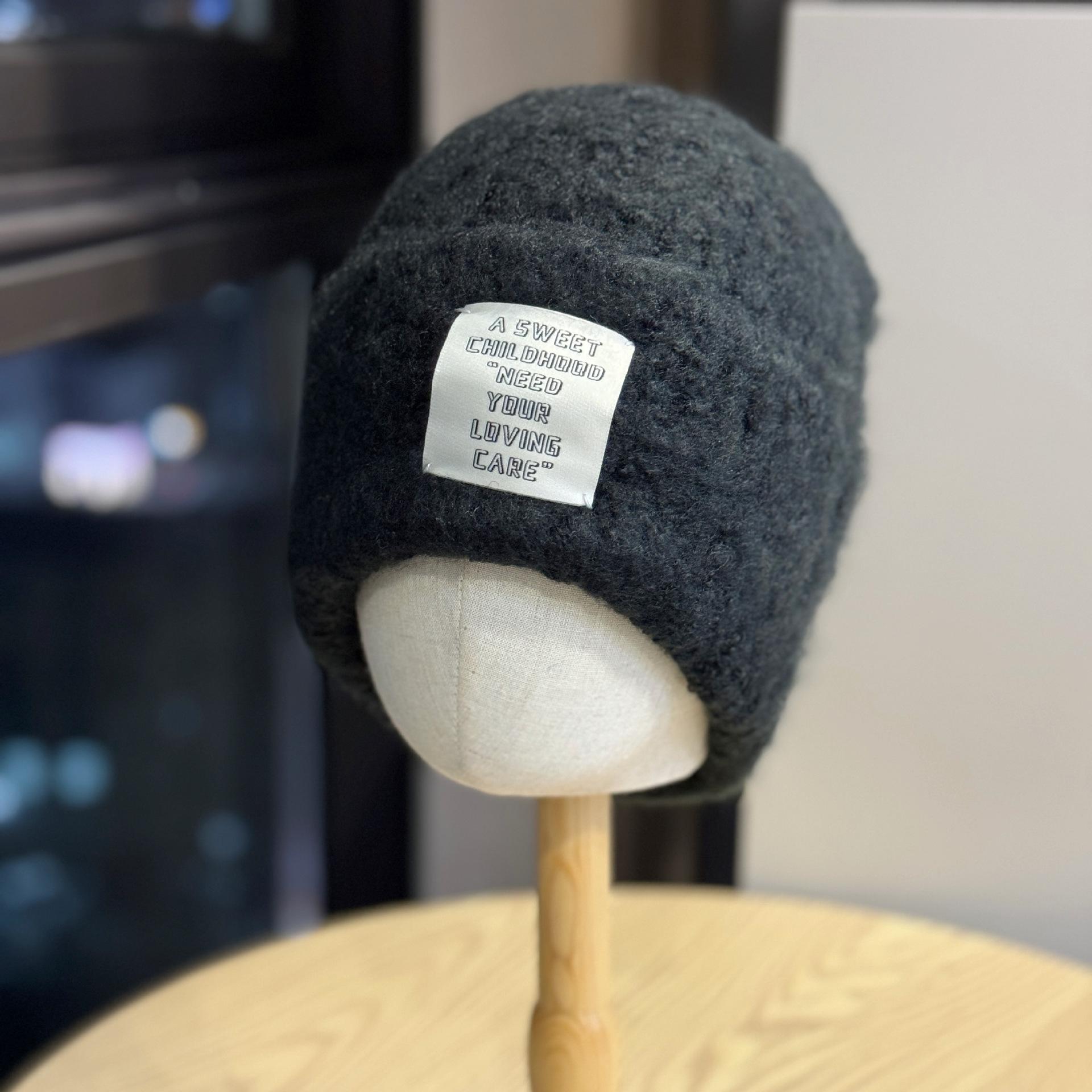 

Осень и Зима Корейский Стиль Простая Нашивка Буква Плюшевая Вязаная Шапка для Мужчин и Женщин Новая Теплая Свободная Повседневная Шапка Пуловер one size