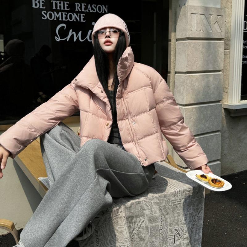 

M-buckle short down jacket women s 2025 winter fashion stand-up collar thickened high-end white duck down straight casual jacket tide S розовый