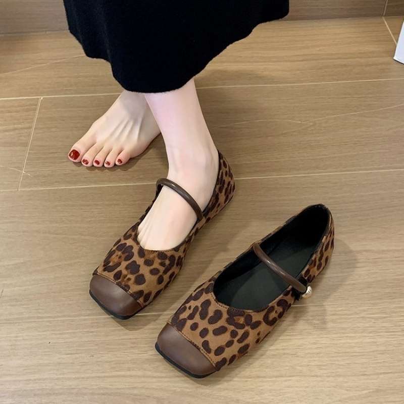 Square head Mary Jane shoes women's shoes 2025 autumn and winter new suede word with French skirt temperament single shoes