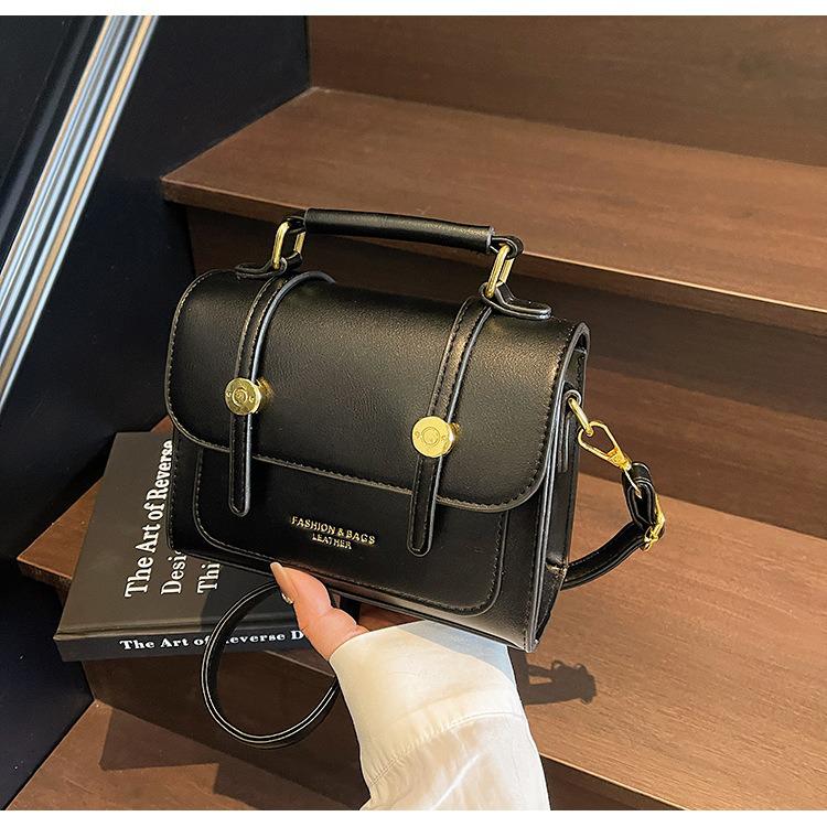 Korean Fashion Retro Crossbody Bag: Trendy Lightweight Shoulder Handbag for Women