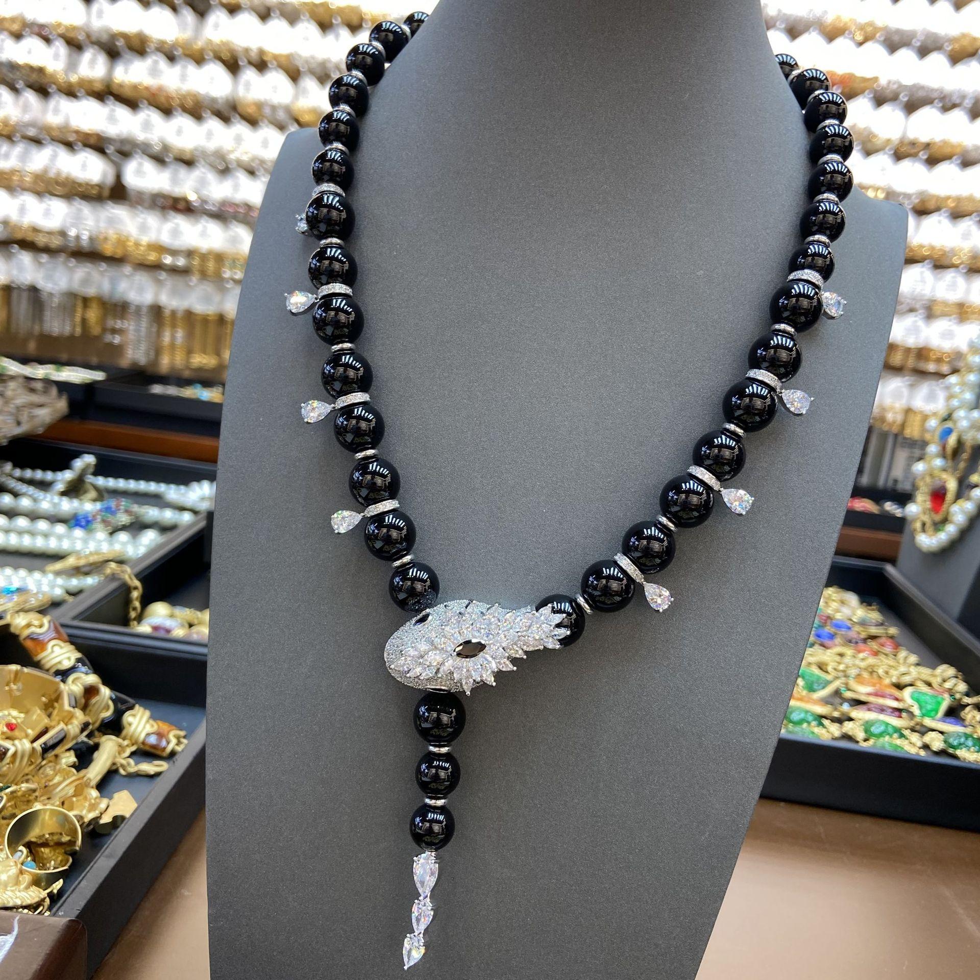 

Новое китайское черное глазурованное агатовое ожерелье в виде змеи, женское, с инкрустацией цирконием, легкое, роскошное, универсальное, премиум, цепочка для свитера в виде хвоста змеи