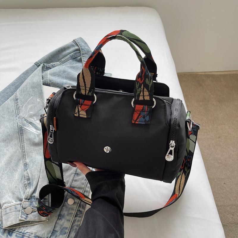 Daily travel simple versatile wide shoulder strap commuter bag women's new lightweight large capacity shoulder messenger bag