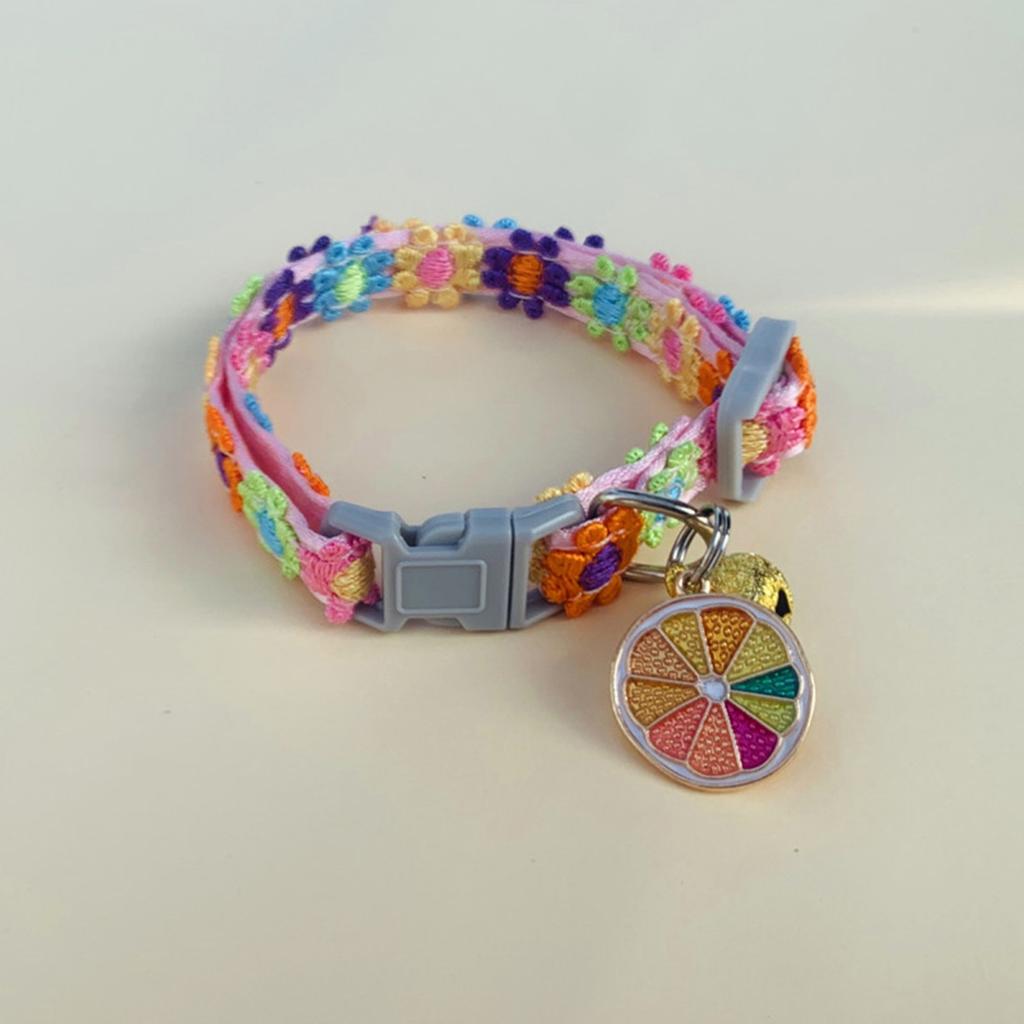 Verstellbares Katzenhalsband mit Blumenmuster und Glöckchenanhänger, weich, leicht, modisch, für Kätzchen und Haustiere, für den täglichen Gebrauch, Fotos