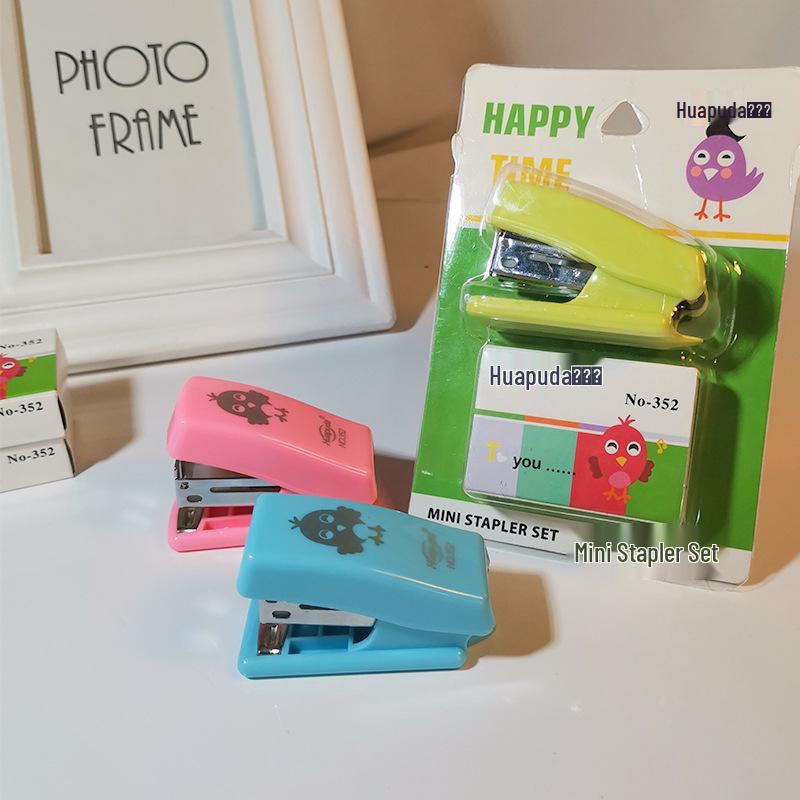 Huapuda Mini Cute Stapler Set for Students - Ideal for Stationery Gifts Light Green