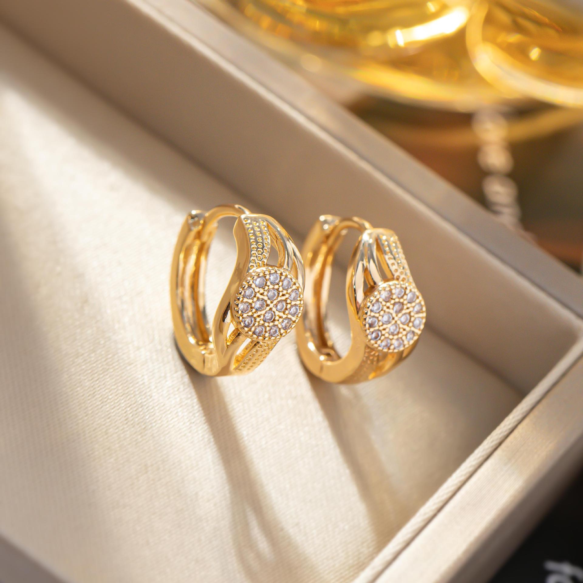Stylish European and American Zircon Round Earrings