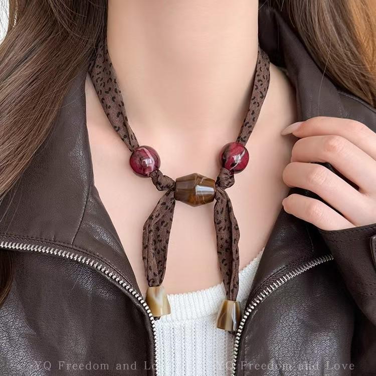 Colier-Eșarfă Retro cu Imprimeu Leopard și Mărgele pentru Femei - Accesoriu Lanț Reglabil pentru Pulover