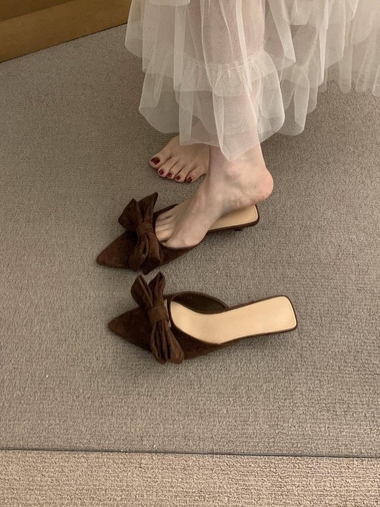 

Французские красивые шлепанцы на один палец женские летние 2025 новые высокие каблуки каблук-рюмочка бант женские крутые шлепанцы 42 темно-коричневого
