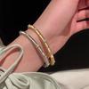 Geometrisches gebürstetes Armband im europäischen Palaststil mit Zirkonia: Retro, Leichter Luxus Hand Schmuck