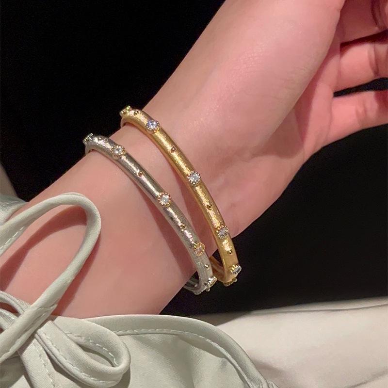 Geometrisches gebürstetes Armband im europäischen Palaststil mit Zirkonia: Retro, Leichter Luxus Hand Schmuck