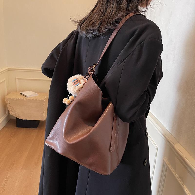 Large Capacity Trendy Bag Women's Bag 2025 New Textured Commuter Bucket Bag Solid Color Retro Shoulder Messenger Bag