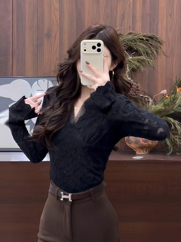 2025 V-neck Lace Base Layer Ladies' Pretty Top for Autumn/Winter - Wear Alone or As a Layer