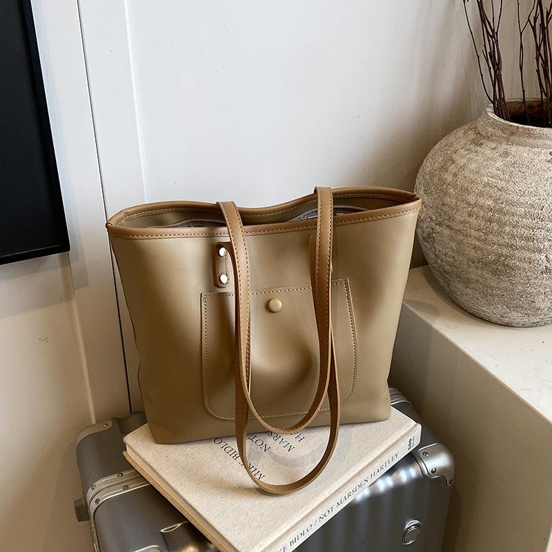 Large-capacity retro bag women's autumn and winter versatile 2025 new simple shoulder bag popular commuter tote bag this year